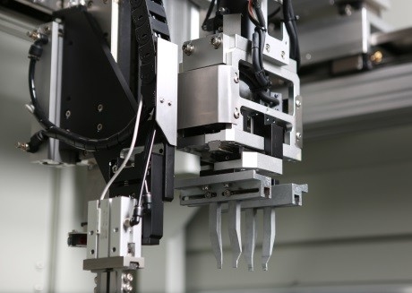 Διευθετήσιμη μηχανή διπλό Worktables Seprays δρομολογητών PCB 2.2KW 100mm/s